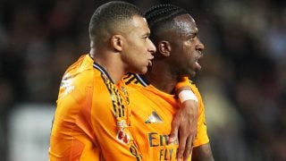 Vinicius y Mbappé tras la expulsión del brasileño. (Getty)