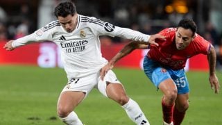 Brahim Díaz pelea por el balón con un jugador de la Minera en el encuentro de Copa. (EFE)