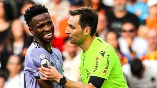 Vinicius y De Burgos Bengoetxea, en Mestalla. (EP)