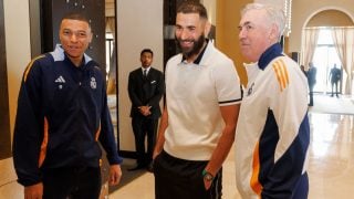 Karim Benzema junto a Carlo Ancelotti y Kylian Mbappé. (realmadrid.com)