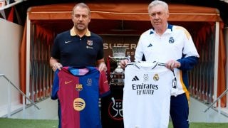 Ancelotti y Flick junto a la Supercopa de España. (RFEF)