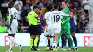 La expulsión de Gil Manzano a Szczesny. (Getty)