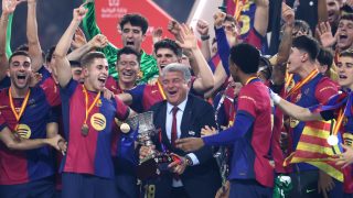 Laporta levanta la Supercopa junto a los jugadores del Barça. (Getty)