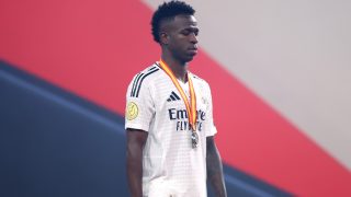 Vinicius con la medalla de subcampeón. (Getty)