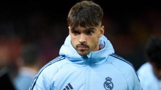 Raúl Asencio en el partido del Real Madrid contra el Valencia en Mestalla. (Getty)