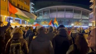 La manifestación de Podemos ante el Palacio de los Deportes.