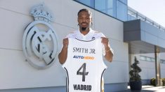 Dennis Smith Jr posa con la camiseta del Real Madrid. (realmadrid.com)