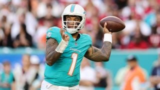 Tua Tagovailoa, quarterback de los Miami Dolphins, durante un partido. (Getty)