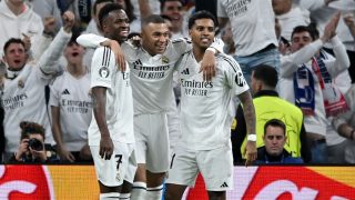 Rodrygo, Vinicius y Mbappé celebran un gol. (Getty)