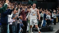 Hezonja celebra su gran triple ante Baskonia. (EFE)