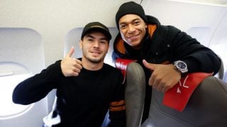 Mbappé y Brahim en un avión. (Realmadrid.com)