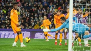 Courtois realiza una parada milagrosa ante el Valladolid. (Getty)