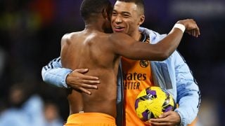 Mbappé se llevó el balón en Valladolid tras su hat-trick. (Getty)