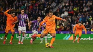 Mbappé tira un penalti frente al Valladolid. (Getty)