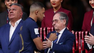 Mbappé saluda a Le Graet tras perder la final del Mundial ante Argentina. (Getty)