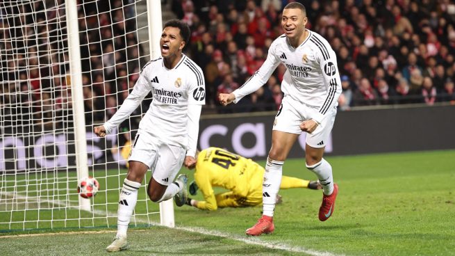 Rodrygo festejando un gol junto a Mbappé. (EFE)