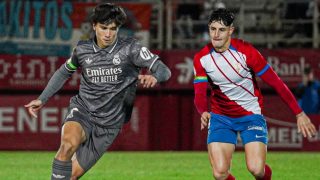 Gonzalo pelea por el balón con un jugador del Algeciras.