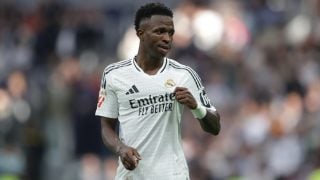 Vinicius se señala el escudo del Real Madrid tras marcar un gol. (Getty)