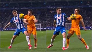 Jofre despjando el balón con la mano ante Fran García. (DAZN)