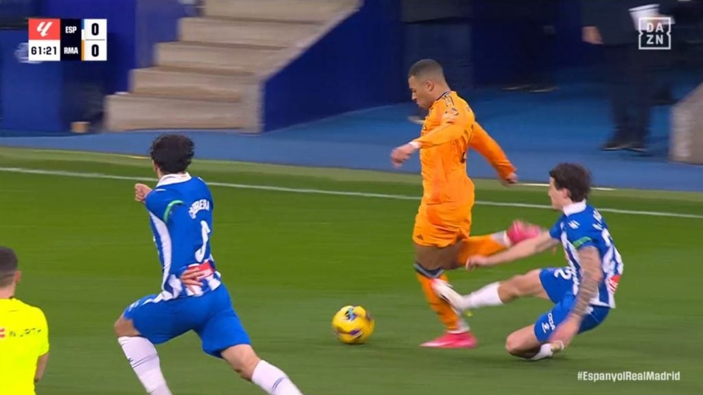 Así fue la durísima entrada de Carlos Romero sobre Mbappé.
