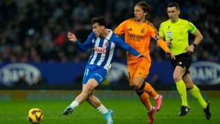 Muñiz Ruiz, al fondo en una jugada del Espanyol-Real Madrid. (EFE)