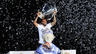 Marcelo levanta la Champions League como capitán del Real Madrid. (Getty)