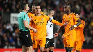 Soto Grado en Mestalla, antes de expulsar a Vinicius. (Getty)