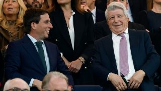 José Luis Martínez-Almeida junto a Enrique Cerezo en el palco del Bernabéu. (EFE)