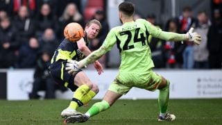 Kevin De Bruyne dispara a puerta durante el Leyton Orient-Manchester City. (Getty)