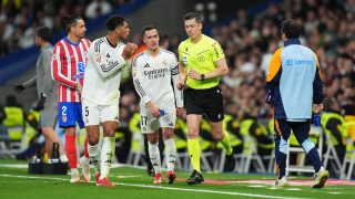 El árbitro Soto Grado en el momento del penalti para el Atlético. (Getty)