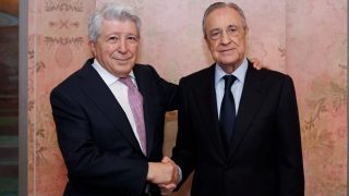 Enrique Cerezo y Florentino Pérez se saludan durante la comida de directivas. (Real Madrid)