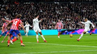 Mbappé remata para hacer el empate en el derbi. (Getty)