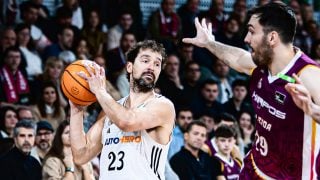 Sergio Llull controla un balón ante la defensa de Pierre Oriola en el Lleida-Real Madrid. (realmadrid.com)