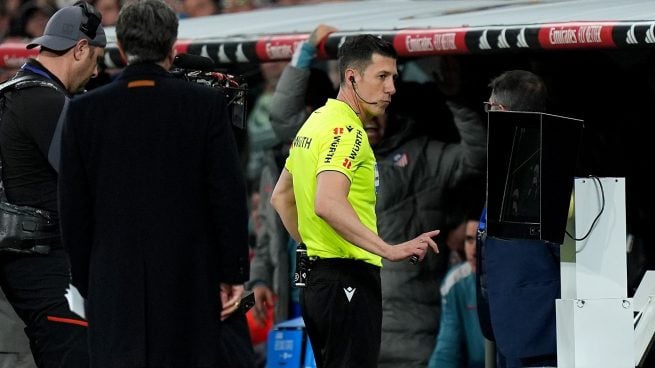 Soto Grado mirando el VAR en el derbi. (Getty)