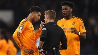 Los jugadores del Real Madrid dialogan con Turpin en el partido contra el City.