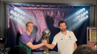 Llull y Alberto Díaz posan con el trofeo.