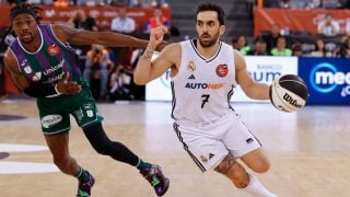 Campazzo entra a canasta defendido por Kendrick Perry en la final de Copa del Rey entre Unicaja y Real Madrid. (EFE)