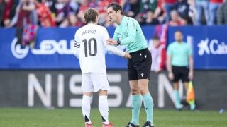 Munuera Montero dialoga con Modric durante el Osasuna-Real Madrid. (EFE)