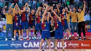 El Barcelona levanta el trofeo de la Minicopa en el Gran Canaria Arena.