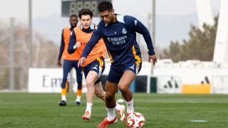 Jude Bellingham controla un balón ante Fran García en el entrenamiento del Real Madrid. (realmadrid.com)