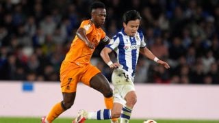 Vinicius disputa un balón con Kubo en Anoeta. (Getty)