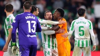 Tangana entre jugadores del Betis y Vinicius. (Getty)