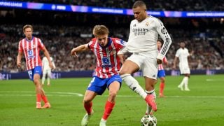 Mbappé y Barrios pelean por un balón en el derbi. (Getty)