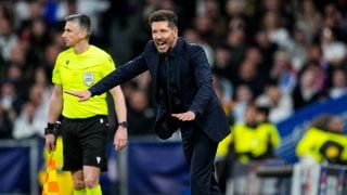 Simeone da instrucciones durante el partido ante el Real Madrid en el Bernabéu. (EP)