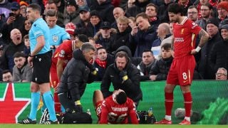 Trent Alexander-Arnold en el momento de su lesión con el Liverpool. (GETTY)