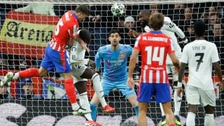 Lenglet y Tchouaméni disputan un balón en el Atlético-Real Madrid de Champions. (EFE)