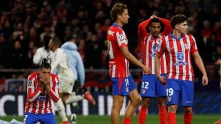 Los jugadores del Atlético se lamentan tras la tanda de penaltis. (EFE)