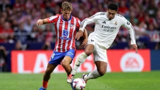 Marcos Llorente y Jude Bellingham disputan un balón en el partido de Liga disputado en el Metropolitano. (Getty)