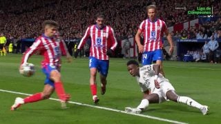 La mano de Giuliano Simeone a centro de Vinicius. (Movistar)