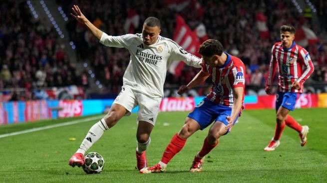 Kylian Mbappé con Julián Álvarez. (Getty)